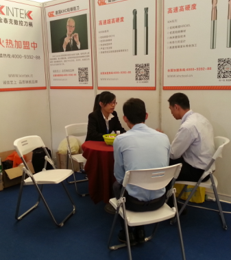 客户在2014东莞展会上了解德国KHC钨钢铣刀